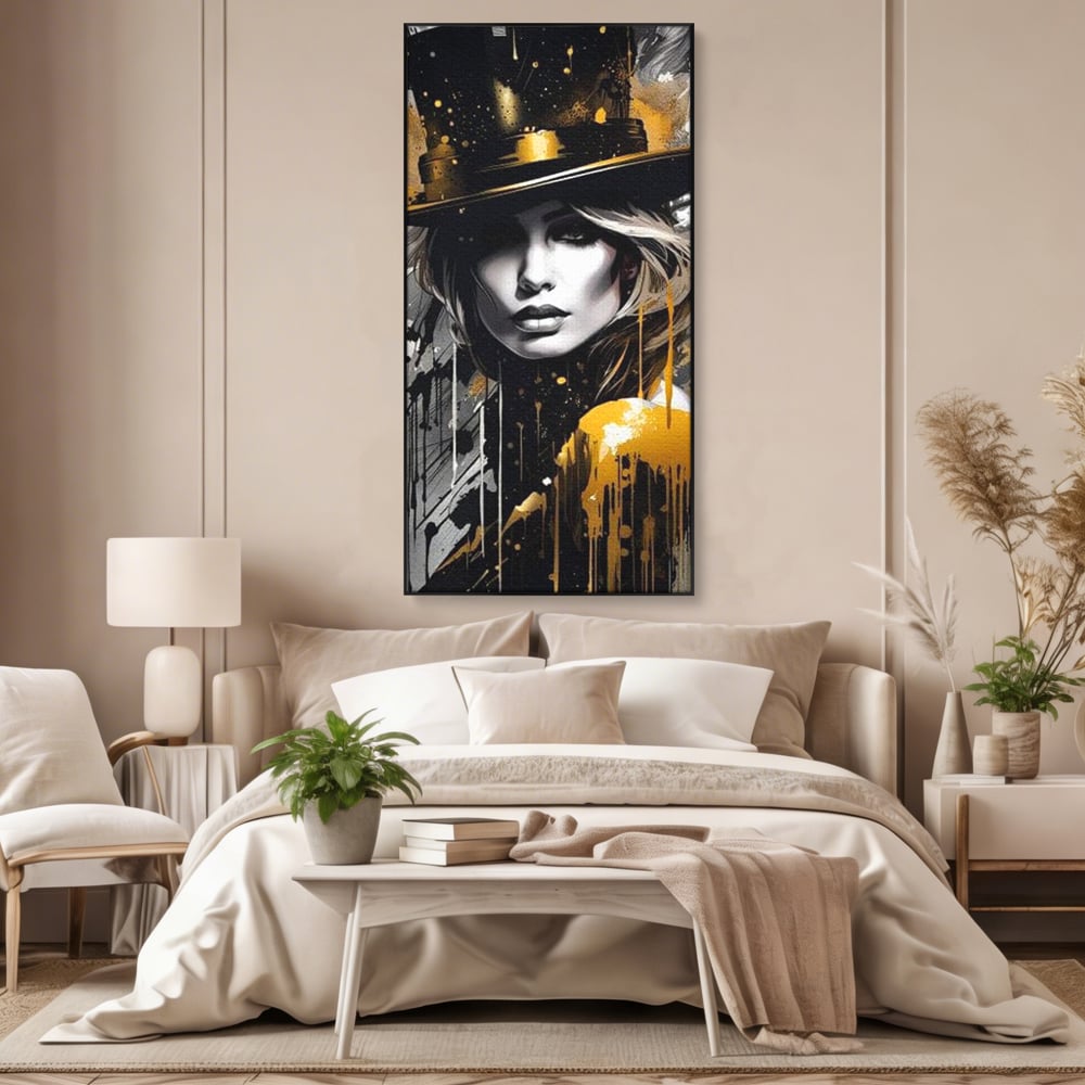 Tablou canvas cu tablou canvas cu portret de femeie cu joben, in rama de aluminiu negru, pe perete intr-un dormitor